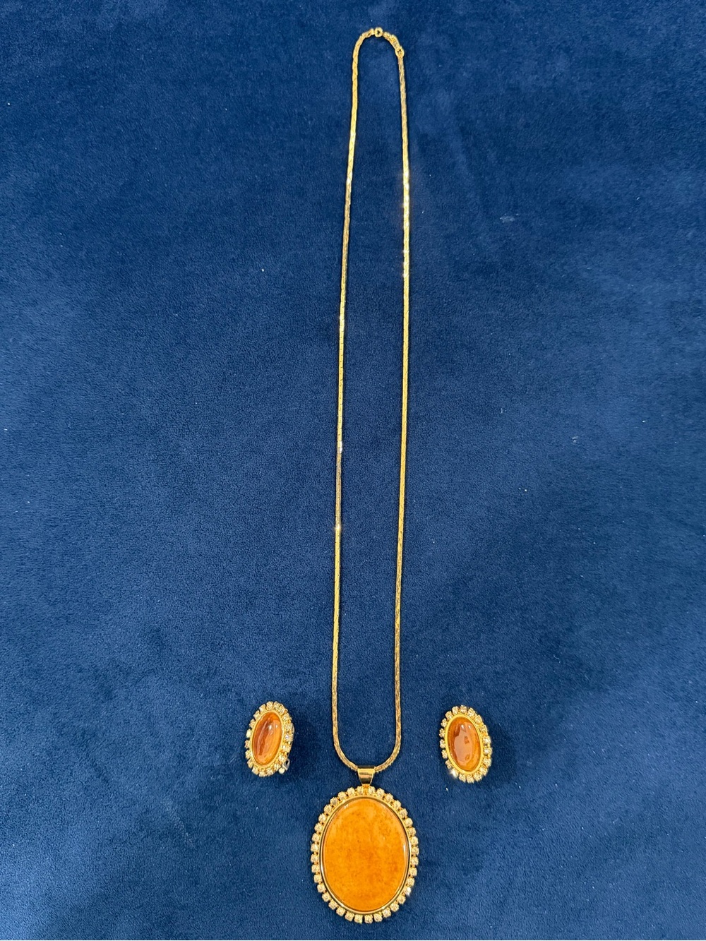 Gold-Tone Orange Cabochon Pendant Necklace & Earrings Set. Vintage & glamour.